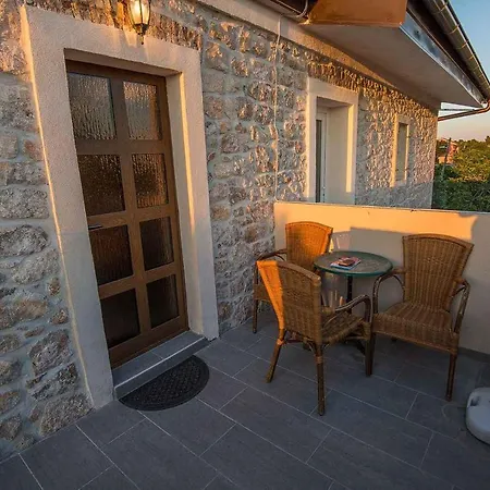 In Starigrad-paklenica 6867 Apartment *